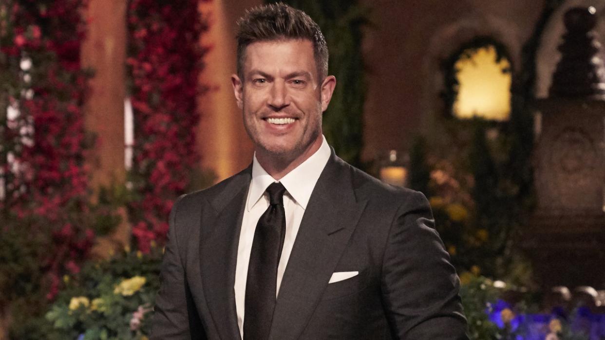  Jesse Palmer hosts The Bachelorette. 