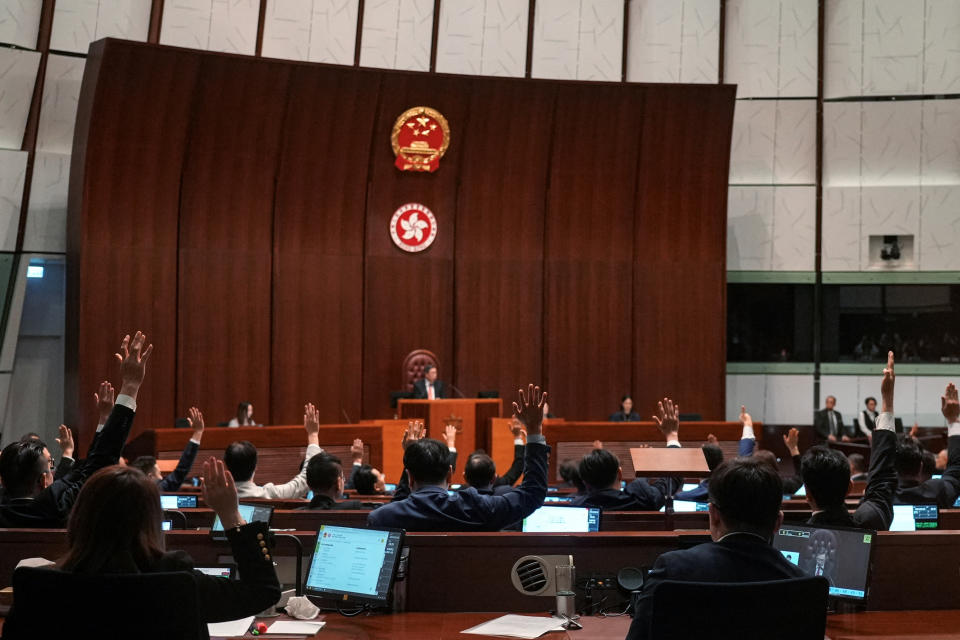 香港立法會19日三讀通過維護國家安全條例草案（即基本法23條立法），對此，民進黨20日表達嚴厲譴責。圖為香港立法會19日表決畫面。（路透社）