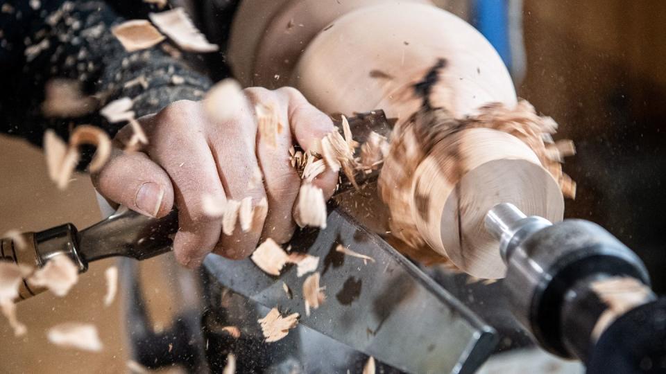 An einer Drechselbank wird gearbeitet. Wer Drechsler werden will, muss örtlich flexibel sein: Gerade mal vier Ausbildungsbetriebe gibt es in Deutschland.