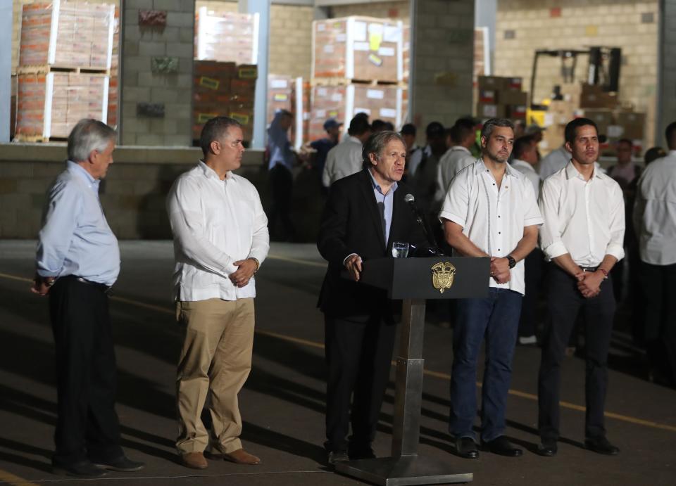 El presidente de Chile Sebastián Piñera (i), el presidente de Colombia Iván Duque (2i), el secretario general de la Organización de Estados Americanos Luis Almagro (c), el presidente de Paraguay Mario Abdo Benítez (2d) y el presidente de la Asamblea Nacional de Venezuela, Juan Guaidó (d), que fue proclamado presidente interino del país, ofrecen una rueda de prensa este viernes el después del concierto por Venezuela en Cúcuta (Colombia) en un centro de acopio de ayuda humanitaria. (EFE/Ernesto Guzman)