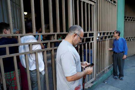 People evacuate homes after an earthquake struck the northern coast of Venezuela, in Caracas, Venezuela August 21, 2018. REUTERS/Carlos Garcia Rawlins