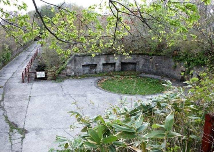 ▲「御殿山第2砲台遺跡（御殿山第2砲台跡）」仍留有往昔的歷史痕跡。從杜鵑山停車場旁的步道步行約3分鐘即可抵達。