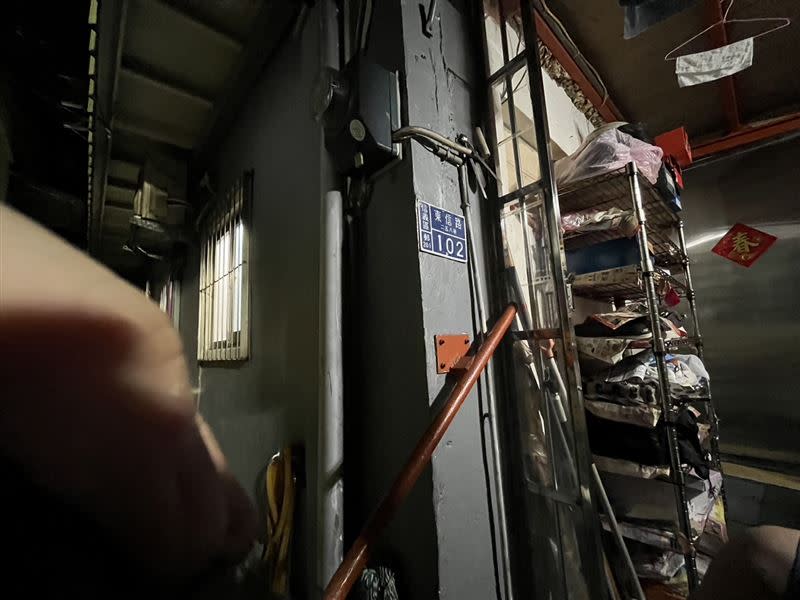 70歲老婦受困2樓鐵皮屋，樓下堆滿雜物。（圖／基隆市消防局提供）