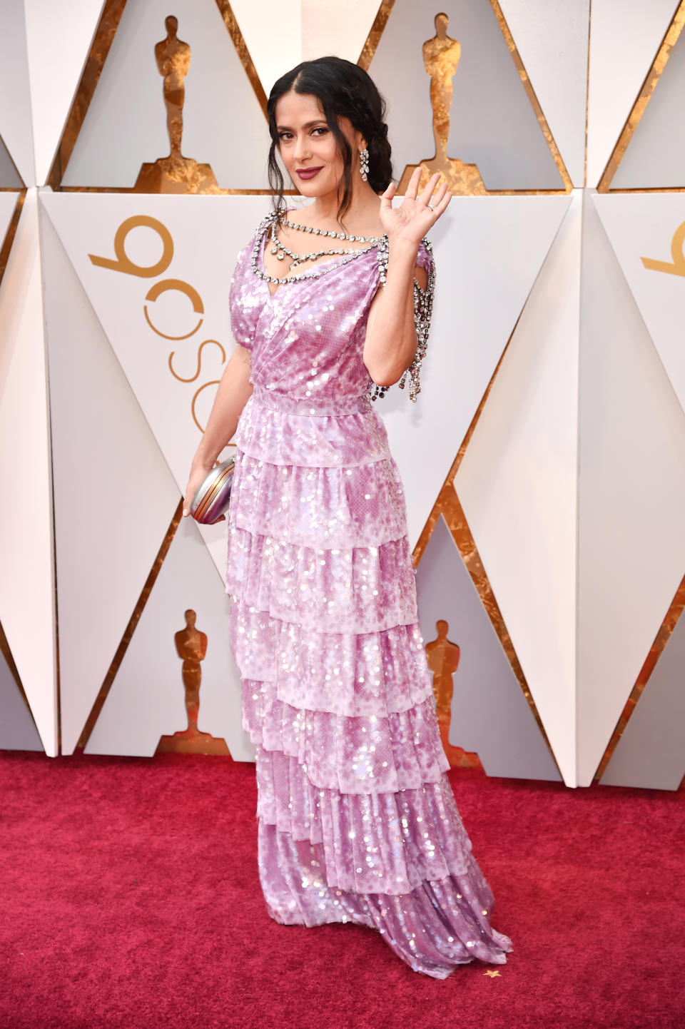 <p>Auch Salma Hayek setzt bei ihrem Oscar-Look von Gucci auf leuchtende Farben und reichlich Glitter. (Bild: Getty Images) </p>