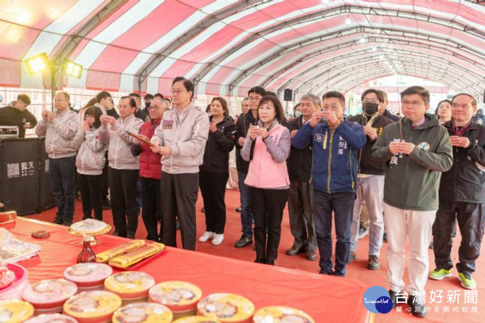 張市長與貴賓一同祈求開工順利。