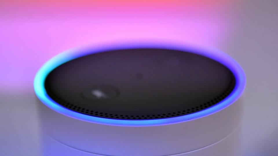 Der Lautsprecher Amazon Echo - Alexa Voice Service steht auf der IFA.