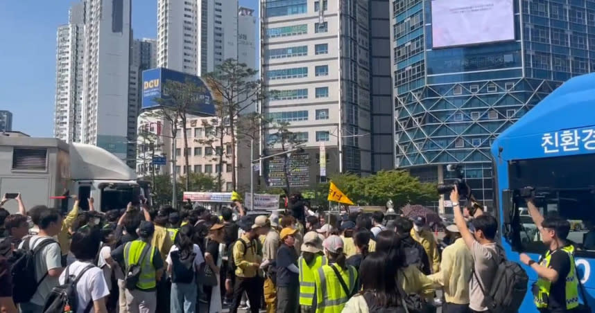 大邱市政府公務員阻止遊行隊伍進入活動現場。（圖／翻攝自推特）