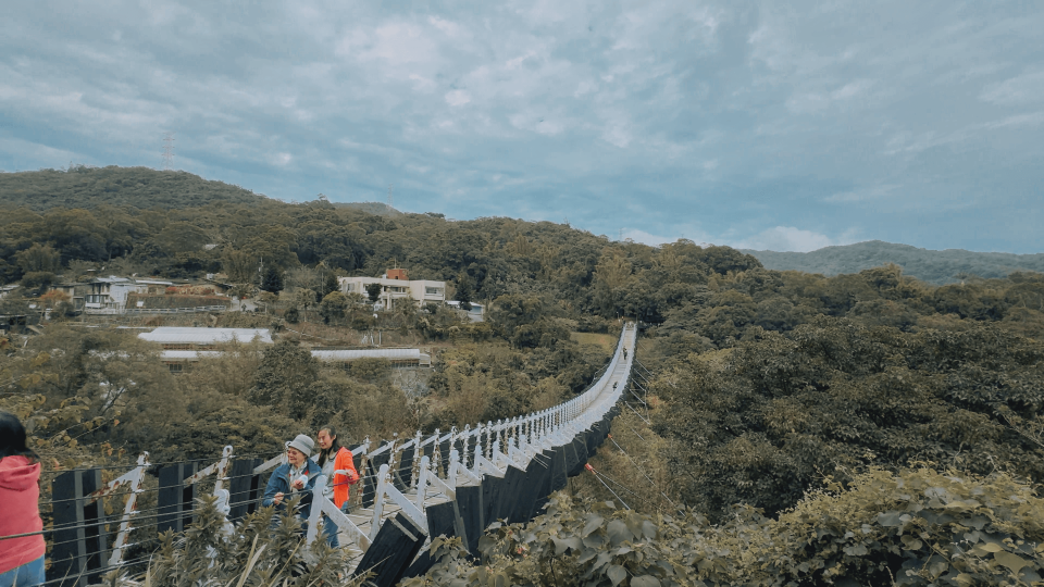 位於內湖的碧山巖被群山圍繞，可遠眺整個台北盆地，相當適合休閒散步。（鏡新聞）