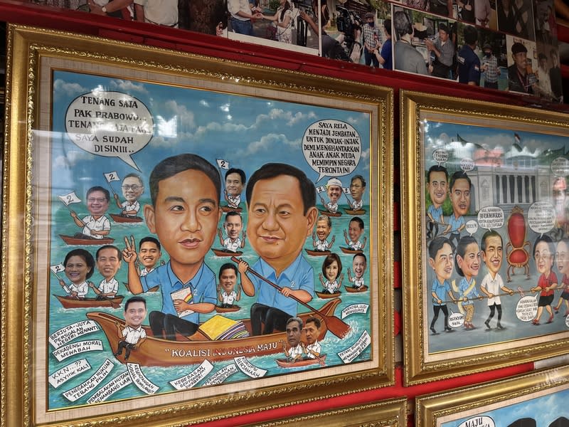 印尼總統當選人普拉伯沃畫像 雅加達街頭販售總統當選人普拉伯沃（船上右邊）與 副總統當選人吉伯朗（船上左邊）的畫像。 中央社記者李宗憲雅加達攝 113年4月27日 