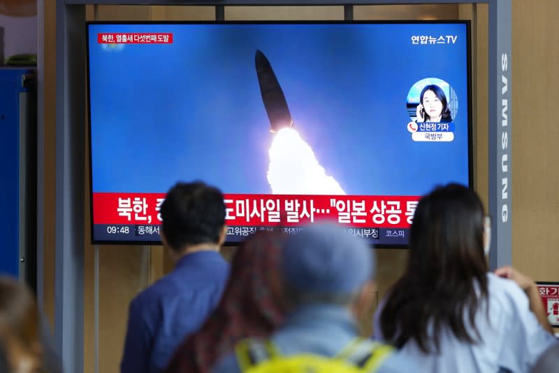 2022年10月4日，北韓試射的彈道飛彈飛越日本上空，首爾車站的螢幕上正在播放相關報導。（美聯社）