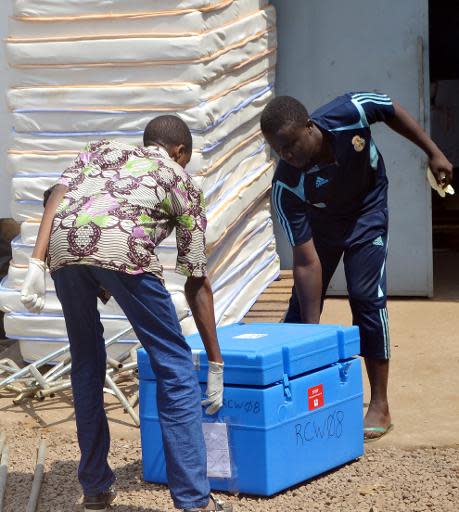 Enviados de Médicos sin Fronteras praparan material de protección contra el ébola en Conakry el 25 de marzo de 2014. (AFP/Archivos | Cellou Binani)