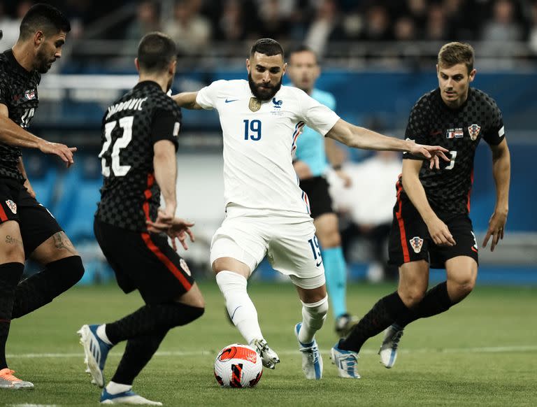 Karim Benzema (19) entre jugadores de Croacia en el partido de la Liga de Naciones en las afueras de París, el 13 de junio de 2022; el mejor número 9 del mundo, ahora está afuera de Qatar