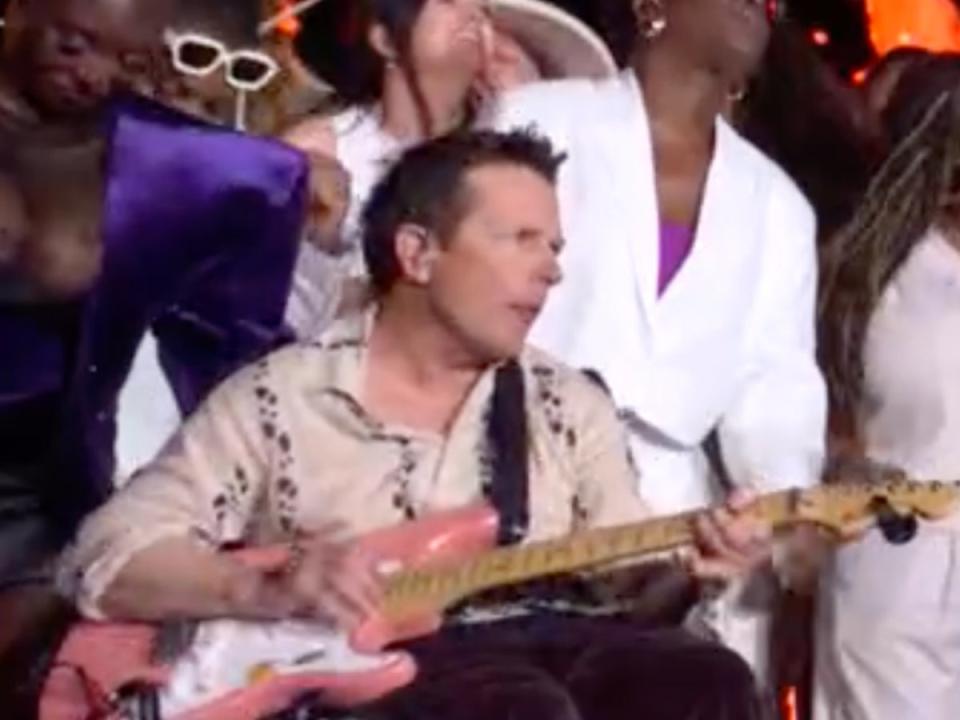 Michael J. Fox toca la guitarra durante el concierto de Coldplay en Glastonbury (Reino Unido) (BBC)