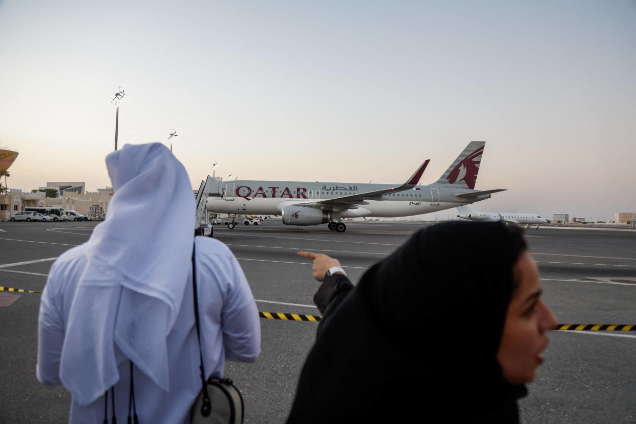 Un avion qatari transportant cinq citoyens américains détenus en Iran atterrit à l’aéroport international de Doha, le 18 septembre 2023. 