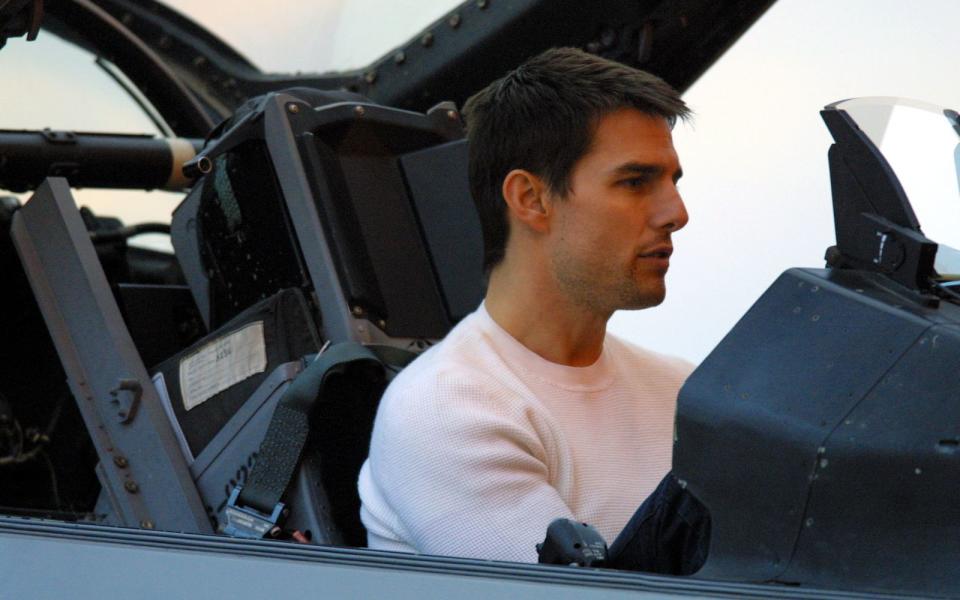 Übrigens: Tom Cruise tut in seinen Filmen nicht nur so, als könnte er fliegen - er kann's wirklich. Der Luftfahrt-begeisterte Schauspieler besitzt seit vielen Jahren eine Berufspilotenlizenz sowie eine Lizenz für das Fliegen von Helikoptern. (Bild: Ronald Martinez/Getty Images)