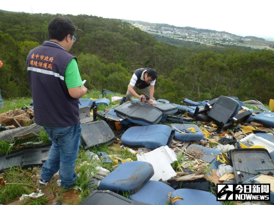 ▲台中市大肚區第七公墓遭人惡意偷倒廢棄物，循線查出不肖業者涉嫌以合法掩護非法。（圖／環保局提供, 2017.10.5）