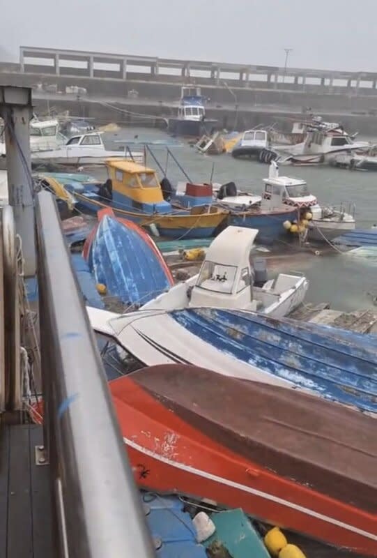 颱風小犬來襲，逾17級陣風襲擊蘭嶼，5日蘭嶼開元港停泊船隻9成翻船或不見，港口一片狼藉。（中央社／無無塵提供）