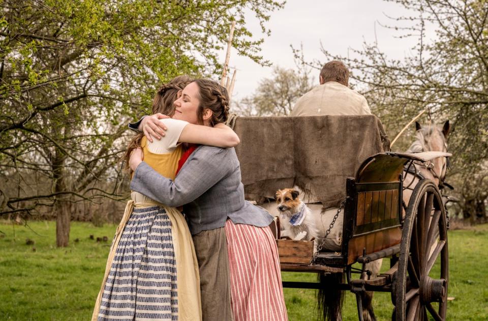 Alma (Annika Krüger, rechts) hat sich getraut und tritt die Stelle als Hofmalerin bei Prinz Philip (Aram Arami) an. Jetzt heißt es jedoch Abschied nehmen von ihrer Schwester Christine (Flora Li Thiemann). Ob diese allein zurechtkommt? (Bild: MDR/HR/RB/KInderfilm GmbH/Anke Neugebauer)