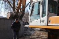 Bulldozers demolish a wall following weeks of tensions between Kosovo and Serbia, in the ethnically divided town of Mitrovica, Kosovo February 5, 2017. REUTERS/Hazir Reka