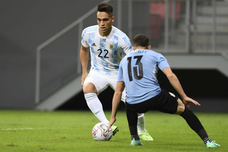 Lautaro en acción ante Uruguay