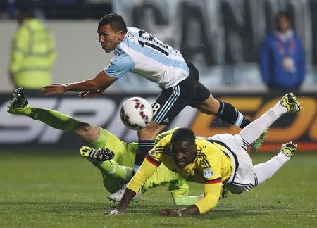 Argentina's Carlos Tevez (top), Colombia's Cristian Zapata (R) and Colombia's goalie David Ospina crash into each other during their Copa America 2015 quarter-finals soccer match at Estadio Sausalito in Vina del Mar, Chile, June 26, 2015. REUTERS/Ueslei Marcelino