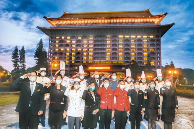 台北圓山飯店在外牆點燈，秀出「SALUTE」字樣，向全台灣為疫情辛苦付出的醫護人員致敬，飯店工作人員也列隊致意。（王英豪攝）