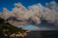 <p>Quelque 1 800 soldats du feu luttent toujours contre ce feu qui s'est déclaré mardi en fin d'après-midi sur la commune de Martigues, à l'ouest de Marseille</p>