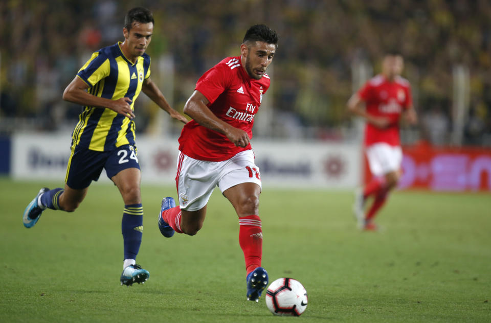 El argentino Eduardo Salvio, del Benfica, controla el balón, perseguido por Baris Alici, del Fenerbahce, durante un encuentro de la eliminatoria a la Liga de Campeones, disputado el martes 14 de agosto de 2018 en Estambul (AP Foto/Lefteris Pitarakis)