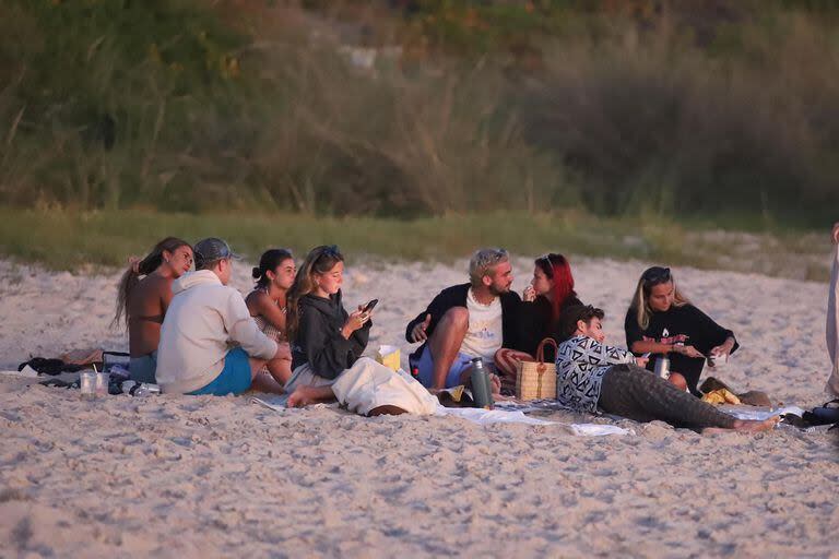 Ahora pelirroja, Valentina contempló el atardecer en la Mansa junto con amigos