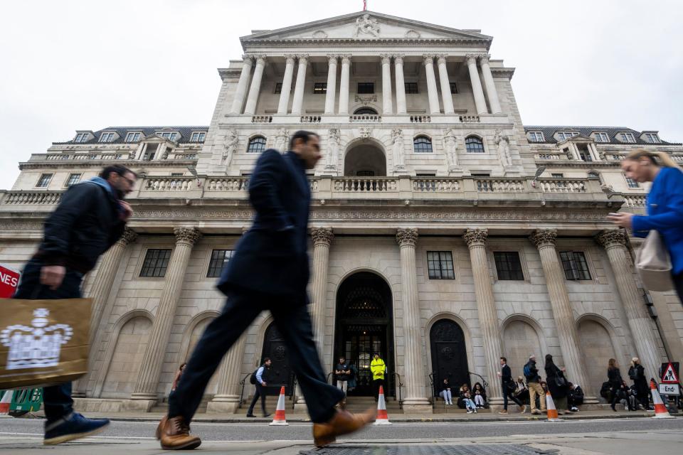 interest rates London, UK.  18 April 2023. People pass the Bank of England in the City of London.  The Office for National Statistics (ONS) has reported that average earnings excluding bonuses rose 6.6% in the three months through February compared with a year ago.  Economists have commented that the Bank of England could raise interest rates from the current level of 4.25% when its monetary policy committee next meets on 11 May to combat inflation. Credit: Stephen Chung / Alamy Live News