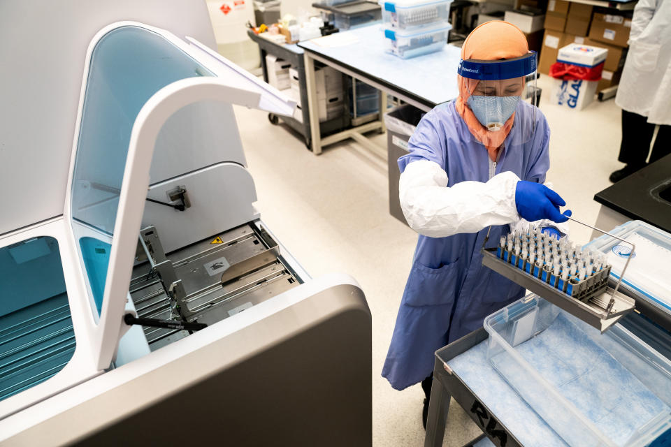 Muestras de posible coronavirus son cargadas en una máquina de pruebas de Roche en una de las instalaciones de Quest Diagnostics en Chantilly, Virginia, el 8 de abril de 2020. (Erin Schaff/The New York Times