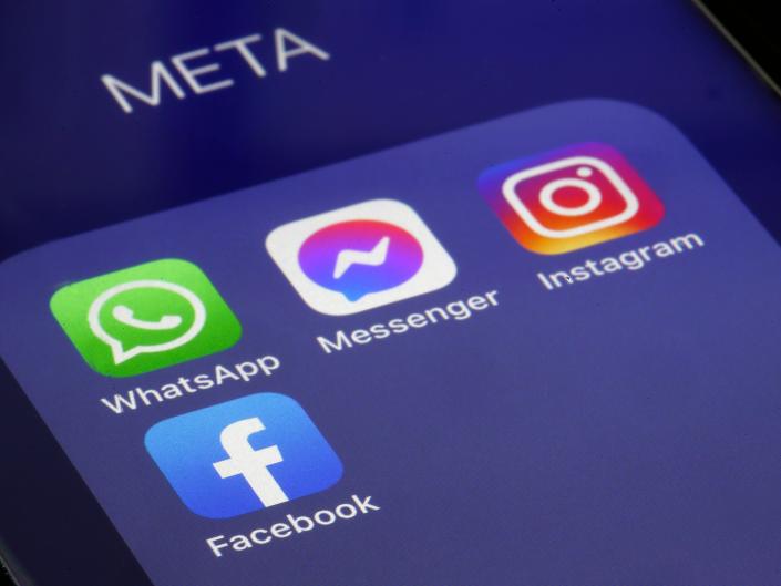 The logos of applications, WhatsApp, Messenger, Instagram and Facebook belonging to the company Meta are displayed on the screen of an iPhone.