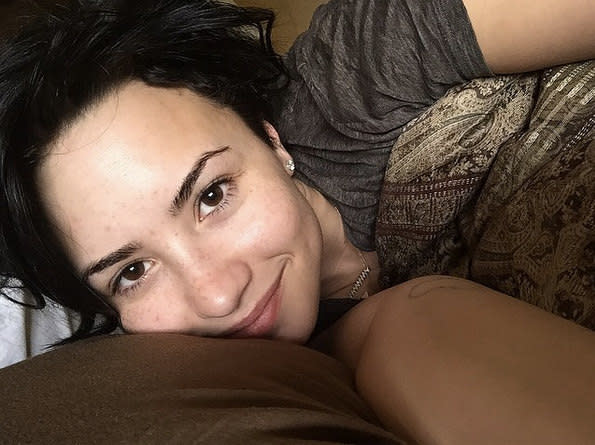 Demi Lovato ohne Make-up im Bett