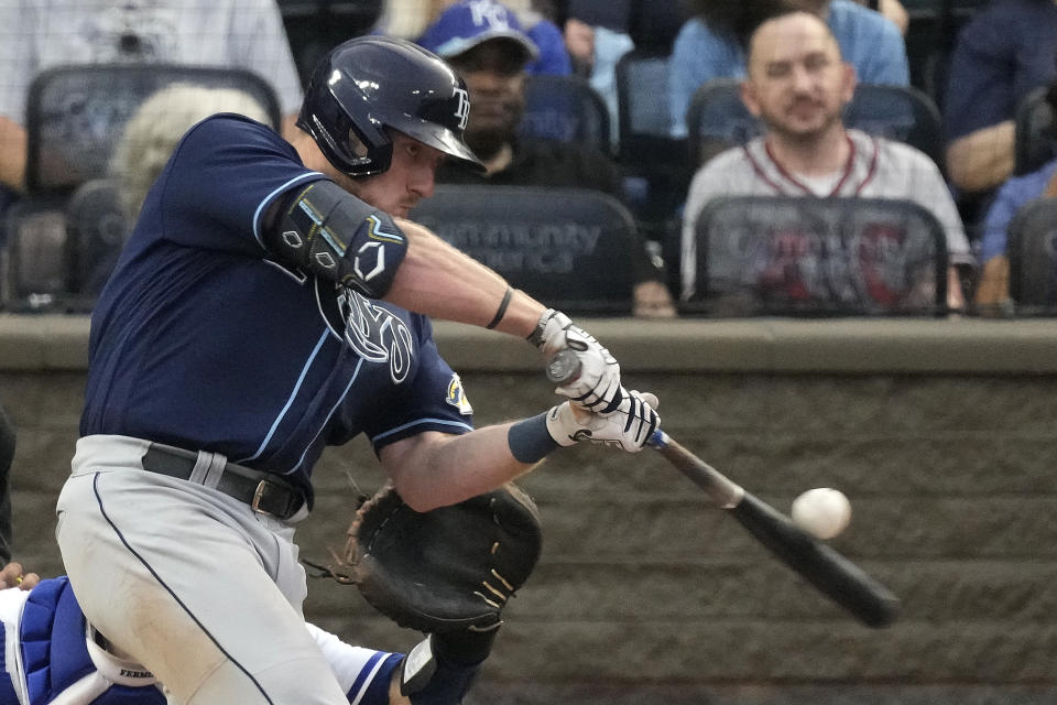 Luke Raley, de los Rays de Tampa Bay, pega un sencillo productor en el juego del sábado 15 de julio de 2023, ante los Reales de Kansas City (AP Foto/Charlie Riedel)