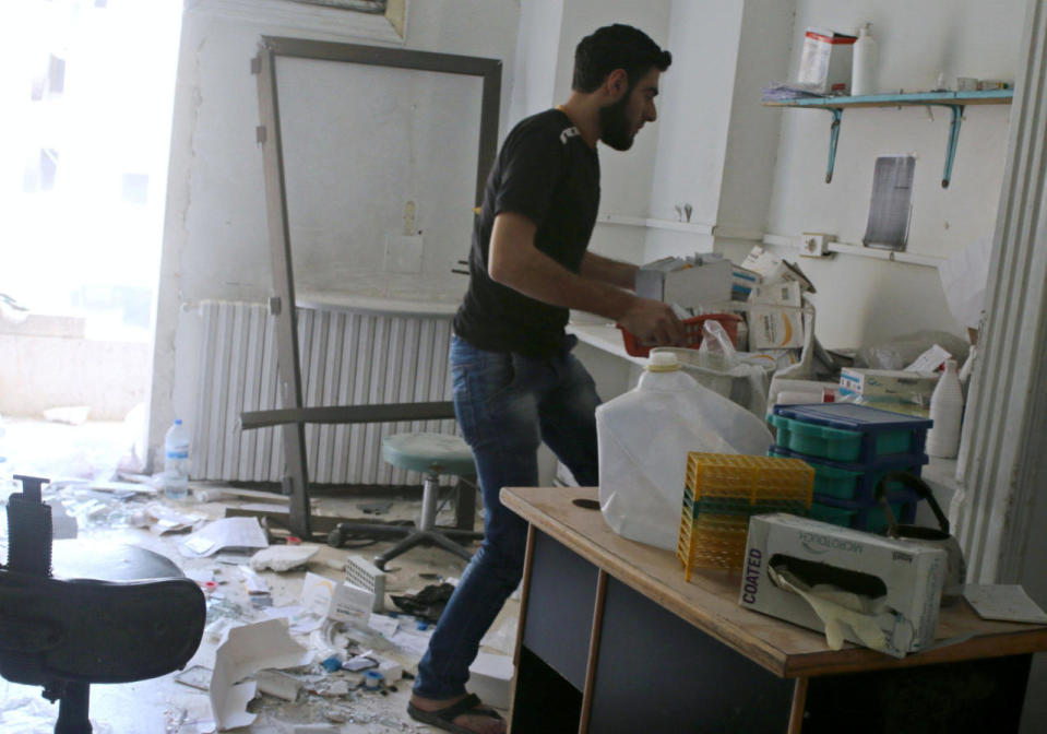 Man removes medicine from al-Quds hospital