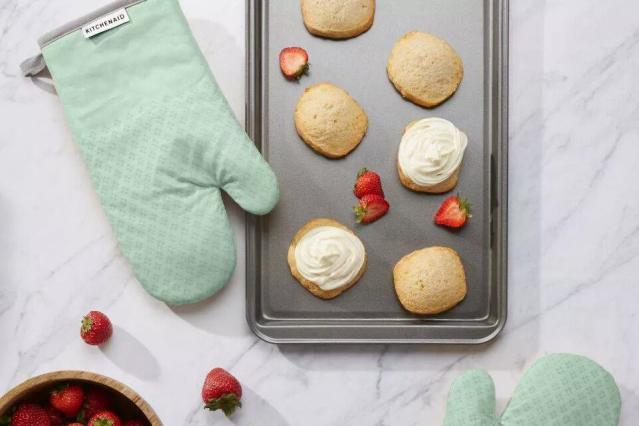 The Best Oven Mitts for All of Your Cooking and Baking Needs