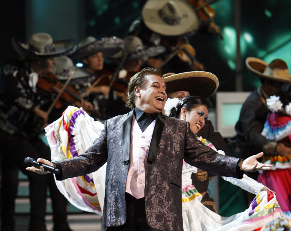 Cantante Juan Gabriel en el Latin Grammy awards en Las Vegas, Nevada en 2009.     REUTERS/Mario Anzuoni (UNITED STATES ENTERTAINMENT)