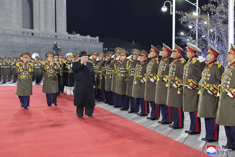 En esta imagen proporcionada por el gobierno norcoreano, el líder de Corea del Norte, Kim Jong Un, saluda a mandos militares durante un desfile por el 75to aniversario del Ejército Popular de Corea, en la plaza Kim Il Sung de Pyongyang, Corea del Norte, el miércoles 8 de febrero de 2023. No se dio acceso a cubrir el evento a periodistas independientes. La marca de agua dice KCNA, siglas de Agencia Central de Noticias de Corea (Agencia Central de Noticias de Corea/Servicio de noticias de Corea via AP)