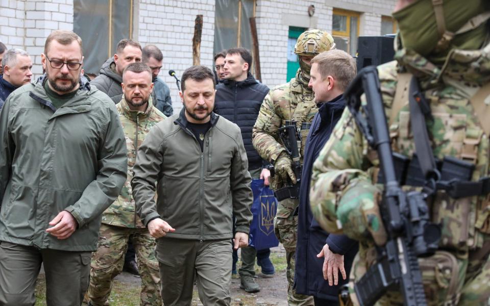 Volodymyr Zelensky visits a school where Russian occupiers held civilians hostage in the basement - Volodymyr Tarasov / Avalon/Avalon