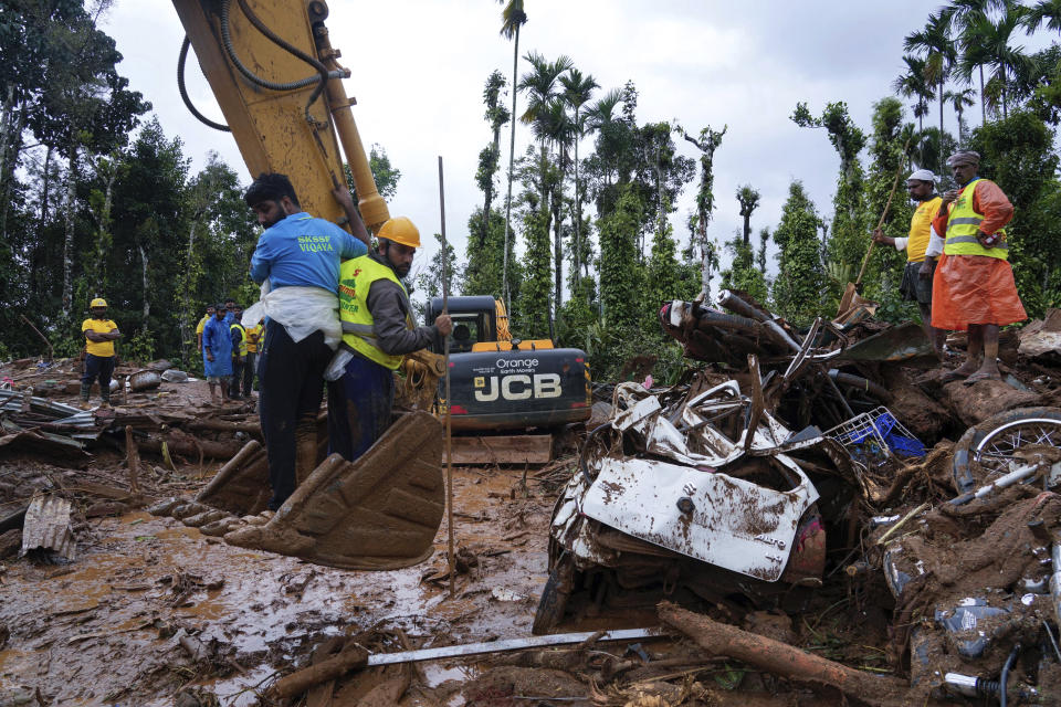 Rescatistas emplean maquinaria para buscar entre los escombros en el segundo día de operativo tras los deslaves registrados el martes en Chooralmala, en el distrito de Wayanad, en el estado de Kerala, India, el 31 de julio de 2024. (AP Foto/Rafiq Maqbool)