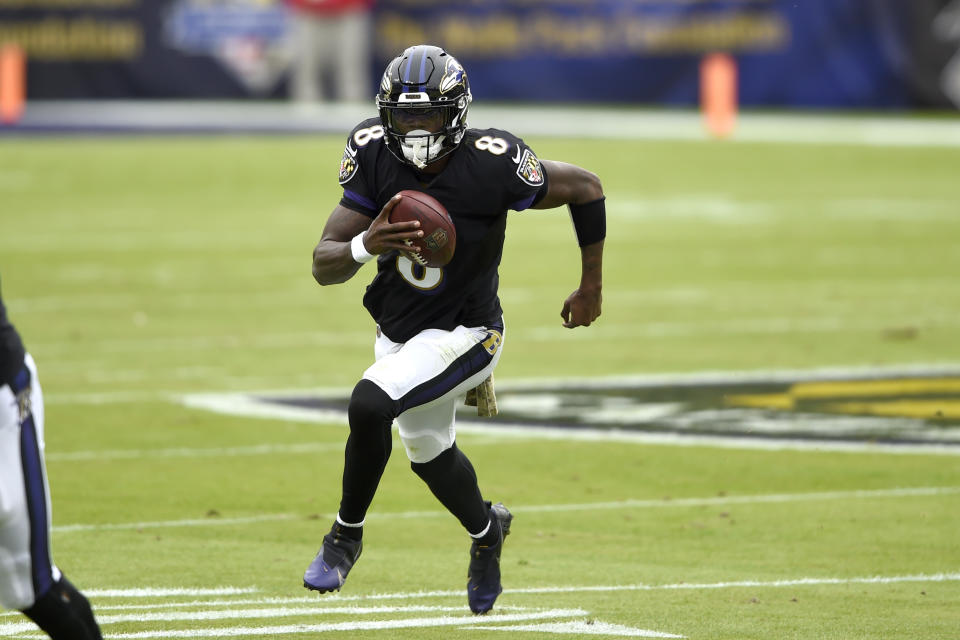 Lamar Jackson, quarterback de los Ravens de Baltimore, acarrea el balón en el partido del domingo 22 de noviembre ante los Titans de Tennessee (AP Foto/Gail Burton)