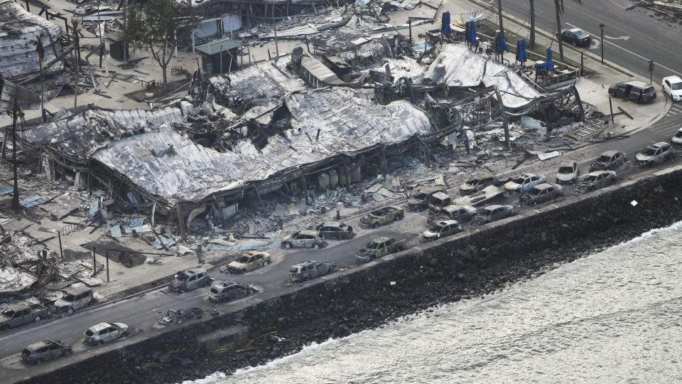 Restos calcinados tras el paso de incendios forestales en Lahaina, Hawai, el jueves 10 de agosto de 2023. (AP Foto/Rick Bowmer)