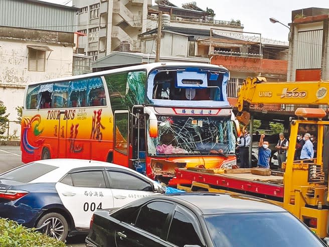 檢察官會同運安會人員以及俗稱「大餅」的行車紀錄器廠商人員，勘驗出事遊覽車上的相關儀器及機械。（胡健森攝）