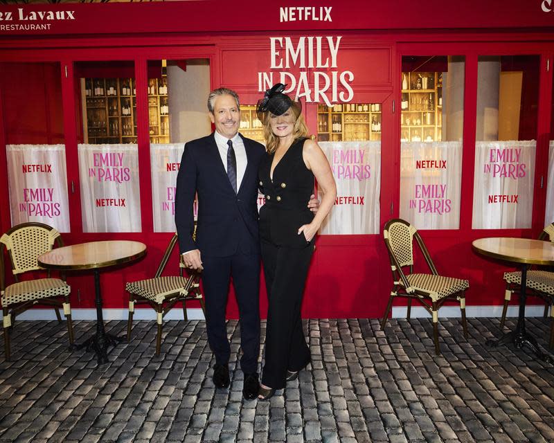 金凱特羅（右）特地現身替《艾蜜莉在巴黎》首映站台，與達倫史塔（左）合影，讓粉絲瞬間暴動。（Netflix提供）