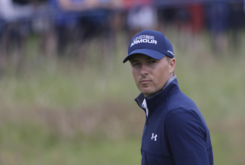 Jordan Spieth, de Estados Unidos se aleja del green del hoyo 18, tras concluir la primera ronda del Abierto Británico en Sandwich, Inglaterra, el jueves 15 de julio de 2021 (AP Foto/Ian Walton)