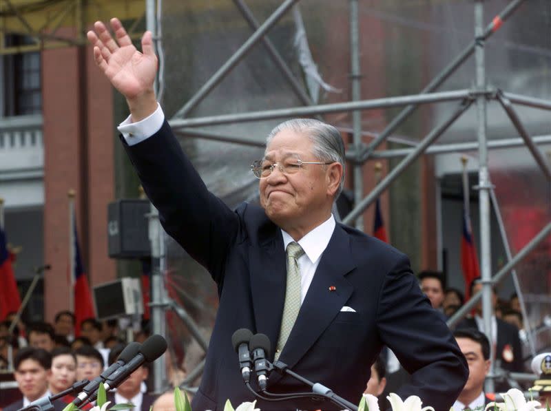 FILE PHOTO: Former Taiwan president Lee Teng-hui waves to the crowd outside the presidential palace in Taipei