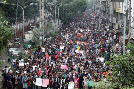 Thousands of students join in a protest over recent traffic accidents that killed a boy and a girl, in Dhaka, Bangladesh, August 5, 2018. REUTERS/Mohammad Ponir Hossain