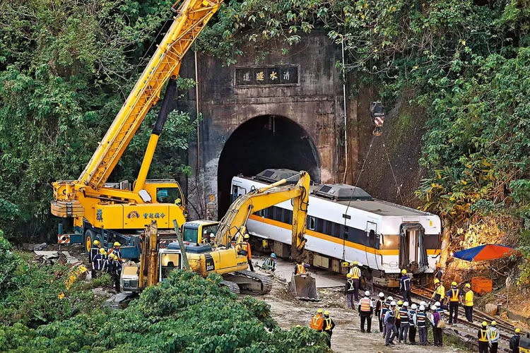 408次太魯閣行經花蓮清水隧道前出軌釀成台鐵60年來最重大的傷亡意外。民眾提供