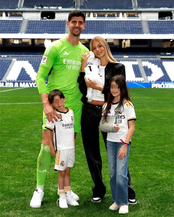 Posado de Thibaut Courtois con su mujer y sus tres hijos