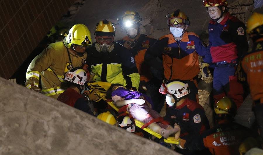 17 Photos Of Rescue Workers Saving Lives Following Massive Earthquake in Taiwan